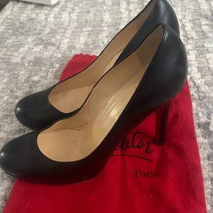 Louboutin classic round toe pumps